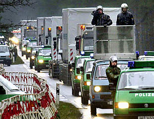 Vehículos de la policía alemana escoltaron ayer los camiones con los residuos hasta Gorleben.
