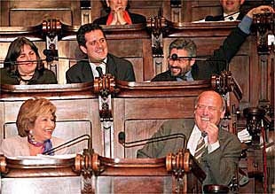 Joaquim Molins, a la derecha de la imagen, ayer, en el que fue su último pleno del Ayuntamiento de Barcelona.