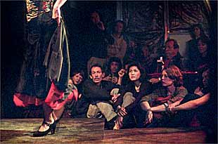 Una de las actuaciones de Helena Rizo en  Cubren la Tierra .