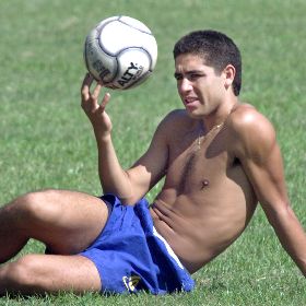 Riquelme se toma un respiro durante el entrenamiento del Boca Juniors de ayer.