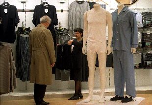 Una empleada atiende a un cliente  ayer en la tienda de Marks & Spencer en la calle de Serrano