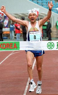 Diego García, celebra su segundo puesto en el maratón de Seúl 2000.