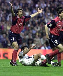 Soria protesta la señalización de una falta sobre Figo.