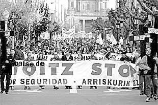 Imagen de la cabeza de la manifestación en contra del llenado de Itoiz, ayer en Pamplona.