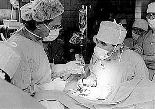 Intervención en un quirófano del hospital vitoriano de Txagorritxu.