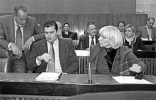 Teófila Martínez y Antonio Sazn, en la Cámara autonómica, con diputados del grupo popular.