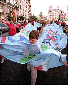 Un grupo de niños participantes en el    cercavila  celebrado ayer en Valencia.