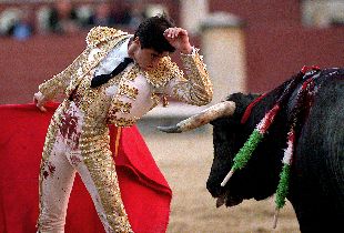 Abraham Barragán se adorna en su segunda faena.