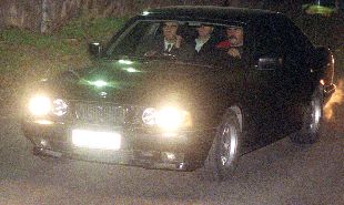 Milosevic abandona su mansión en un barrio de Belgrado a bordo de un vehículo del Ministerio del Interior serbio.