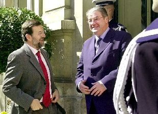 Mariano Rajoy, ayer en París junto al ministro del Interior francés Daniel Vaillant.