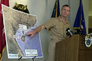 El jefe de la flota de EE UU en el Pacífico señala el lugar en el que aterrizó el avión espía EP-3 tras ser interceptado por dos  cazas  chinos.