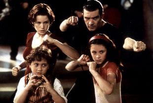 Los niños Daryl Sabara y Alexia Vega. Detrás, Carla Gugino y Antonio Banderas.