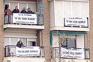 Vecinos de Isla Chica protestan desde sus casas contra el plan urbanístico.
