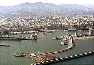 Vista aérea del Puerto de Málaga. En primer término, el dique de Levante.