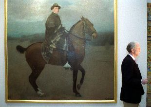 Luis Miguel Enciso, junto al  Retrato ecuestre de Alfonso XIII , de Ramón Casas.