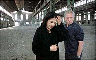 La actriz Irene Papas y Jürgen Müller, director artístico de la Fura dels Baus, ayer, en la rnantigua nave de talleres de la siderurgia saguntina.