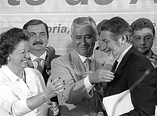 Jaime Mayor (a la derecha), ayer en Vitoria, junto a Javier Arenas y Rita Barberá.