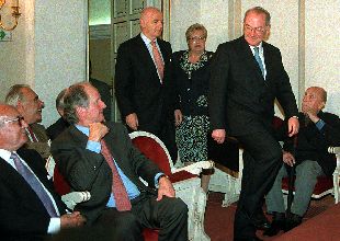 El ex    lehendakari  José Antonio Ardanza saluda al ex consejero de Interior Juan María Atutxa, poco antes de pronunciar su conferencia en la Real Academia de la Historia.
