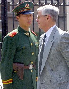 El embajador de EE UU en China, Joseph Prueher, ayer en Pekín.