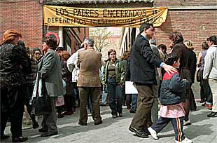 Los padres de alumnos, ayer a la entrada del colegio San Isidoro.