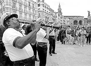 Una 'marching band' pasea por las calles de Vitoria durante el Festival de Jazz.