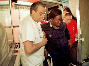 Una inmigrante embarazada llega al hospital de Algeciras tras ser detenida en el Estrecho.