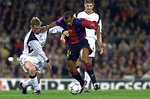 Rivaldo intenta escaparse de un defensor del Liverpool.