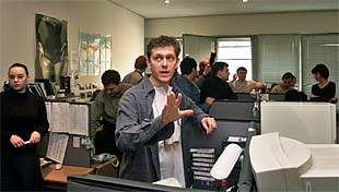 El director de informativos de la NTV (centro) pide a la prensa que salga de la sala antes de iniciar una asamblea de los redactores.