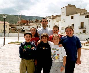 Los seis niños que viven en Sot de Chera, con Antonio Blanch, teniente de alcalde.