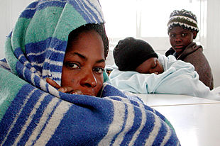 Inmigrantes detenidos en el Estrecho el jueves, descansando en el centro de acogida de Tarifa.