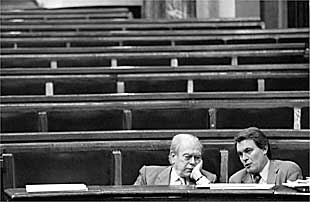 El presidente de la Generalitat, Jordi Pujol, flanqueado por el  conseller en cap , Artur Mas, en el Parlamento de Cataluña.