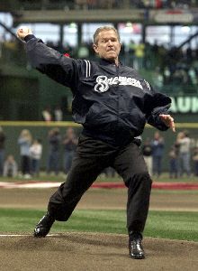 Bush lanza una pelota al inaugurar, el viernes, un estadio en Milwakee.