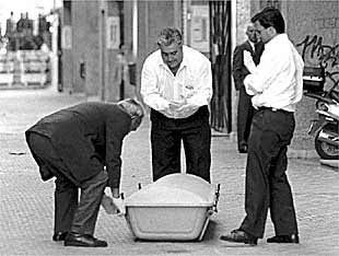 Traslado de uno de los cadáveres.