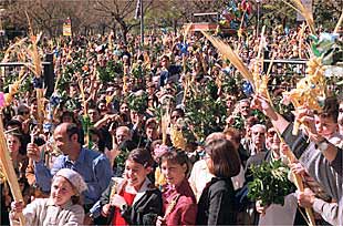 La plaza de la Sagrada Familia, ayer, abarrotada de niños y adultos.