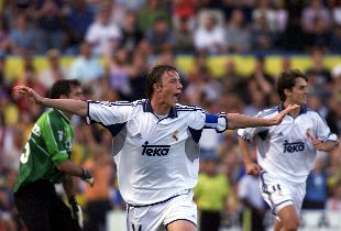 Guti celebra su gol con Savio al fondo.