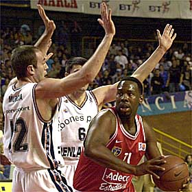 Vandiver intenta encestar ante Murcia y Perasovic.