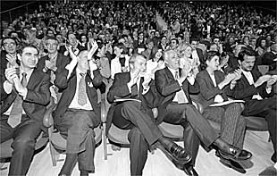 Jaime Mayor y Javier Arenas (centro) con la plana mayor del PP vasco, ayer, en San Sebastián.