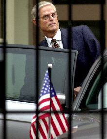 El embajador norteamericano en Pekín, Joseph Prueher.