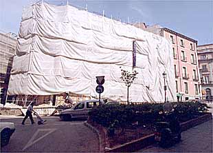 Edificio en obras de la plaza de San Martín.