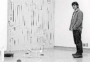 David Cívico, ante una de las secciones de su instalación en Bilbaoarte.