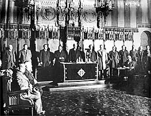 Francesc Macià, en el centro, en el primer congreso de municipios catalanes, celebrado en 1933.