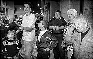 Varios vecinos, testigos de lo ocurrido, explicaban anoche en la calle del Padre Porta cómo se produjeron los incidentes.