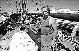 Mikel Arizmendi, en Santa Pola, en la cubierta del    Verdera. 