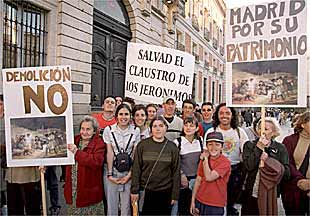 Varios manifestantes, ayer en la Puerta del Sol.