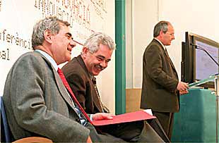 Ernest y Pasqual Maragall y José Montilla, en la conferencia de prensa de ayer.