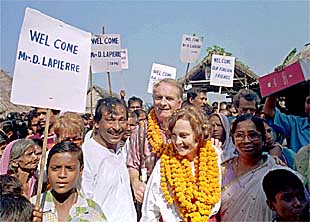 El escritor Dominique Lapierre, en la inauguración de un dispensario en la India.