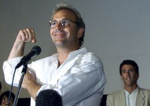 Kevin Costner gesticula durante la proyección en La Habana de su última película,    Trece días. 