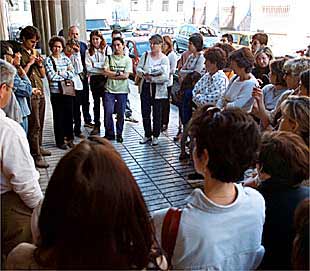 Profesores interinos concentrados el jueves ante la sede de Educación en Alicante.