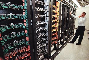 Un empleado de una empresa de Internet habla por teléfono desde el centro que regula el tráfico en la Red.