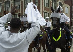 Un manifestante pide a la policía que desbloquee una calle el miércoles en el centro de Cincinnati.